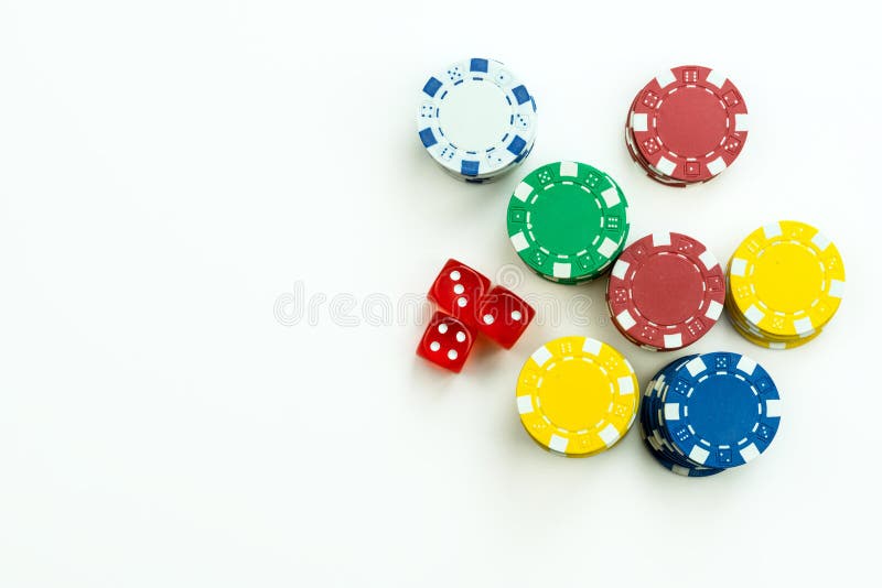 Chip rossi di gioco dei soldi e dei dadi fotografia stock Chip rossi di gioco dei soldi e dei dadi fotografia stock