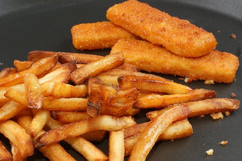 Fiskpinnar med pommes frites royaltyfri foto