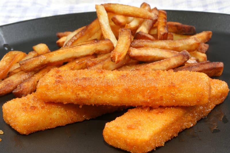 Chipfingrar fiskar pannan royaltyfria foton