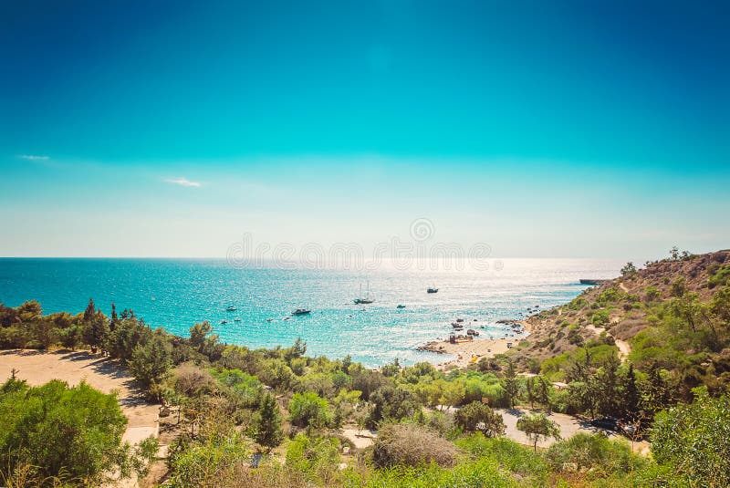 Chipre Protaras, playa de Konnos, vista del mar Mediterráneo de la laguna desde arriba fotografía de archivo libre de regalías Chipre Protaras, playa de Konnos, vista del mar Mediterráneo de la laguna desde arriba fotografía de archivo libre de regalías