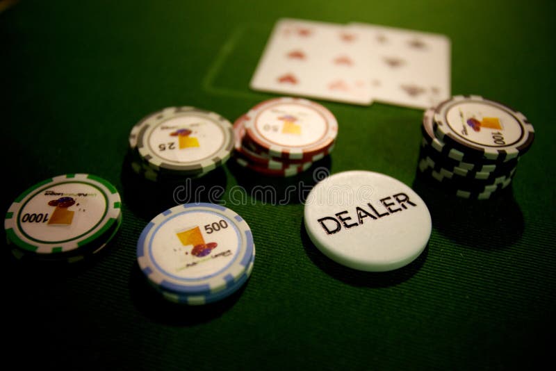 schijf tanker vooroordeel Chips En Speelkaarten in Een Casino - Kaartspel Met Een Dealer - Chip Op  Green Baize Stock Foto - Image of vermaak, spelen: 189594810