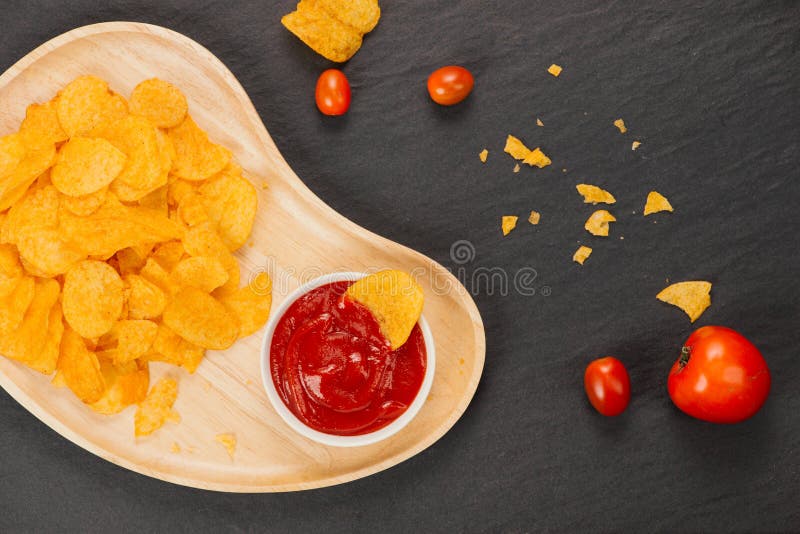 chips ketchuppotatisen ölmellanmål, sjukligt äta arkivbilder chips ketchuppotatisen ölmellanmål, sjukligt äta arkivbilder