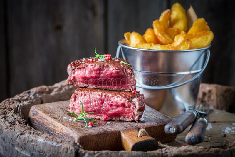 Chips Und Steak Mit Rosmarin Und Salz Stockbild - Bild von gegrillt ...