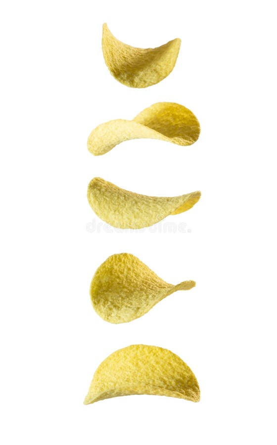 Chipsy ziemniaczane lewitują na białym tle. spadające chipsy ziemniaczane wyizolowane na białym tle, latające chipsy ziemniaczane
