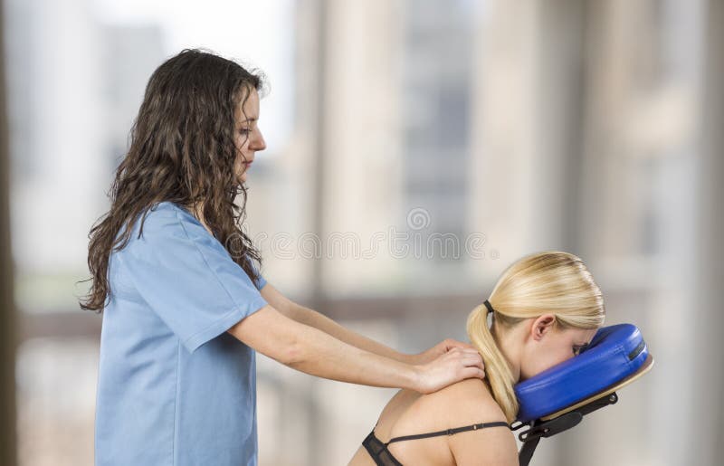 Chiroprakteur, physiothérapeute examinant son dos et doi patients photos stock Chiroprakteur, physiothérapeute examinant son dos et doi patients photos stock