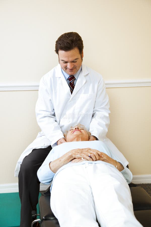 Chiroterapia sulla spina dorsale cervicale immagine stock libera da diritti Chiroterapia sulla spina dorsale cervicale immagine stock libera da diritti