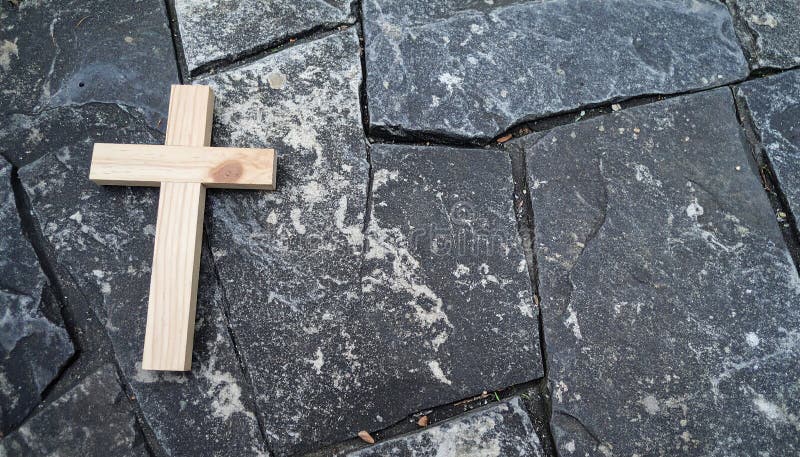 Chirstisches Kreuz oder Kruzifix auf dunklem Steinboden lizenzfreie abbildung