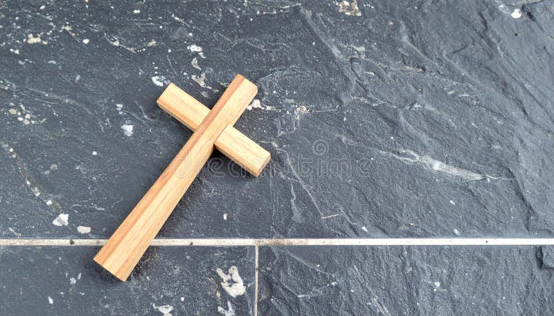 Chirstisches Kreuz oder Kruzifix auf dunklem Steinboden vektor abbildung