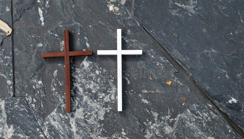Chirstisches Kreuz oder Kruzifix auf dunklem Steinboden vektor abbildung