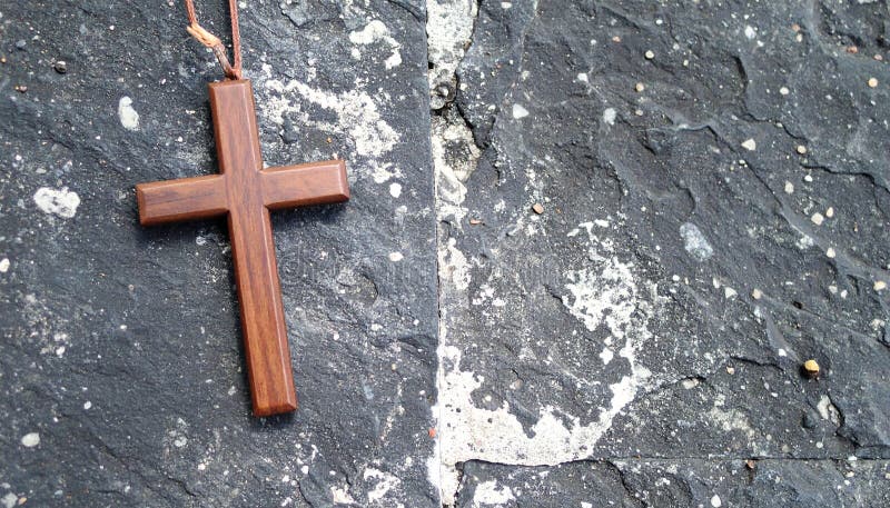 Chirstisches Kreuz oder Kruzifix auf dunklem Steinboden lizenzfreie abbildung
