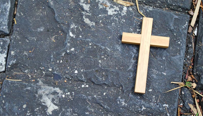 Chirstisches Kreuz oder Kruzifix auf dunklem Steinboden lizenzfreie abbildung