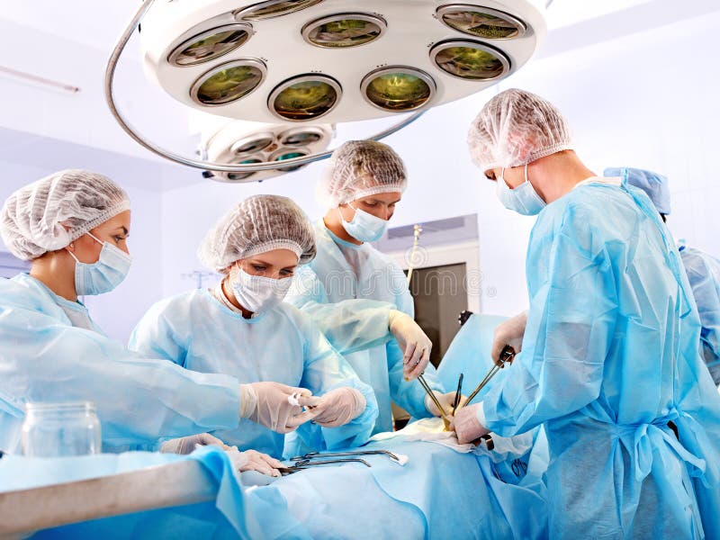 Chirurg bei der Arbeit im Operationßaal.