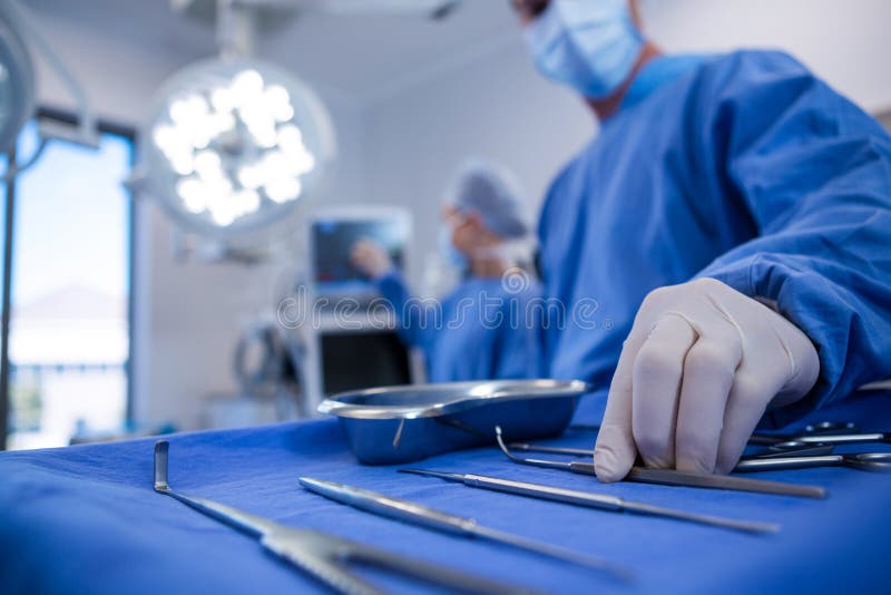 Chirurg, der Theater des chirurgischen Instruments in Kraft hält