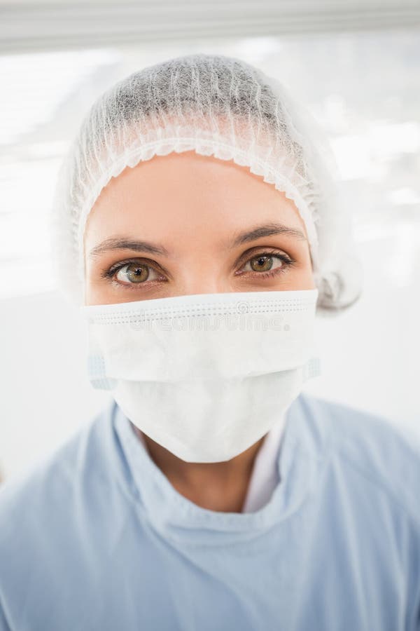 Chirurg feminin cu capac și mască pentru chirurgie stock images