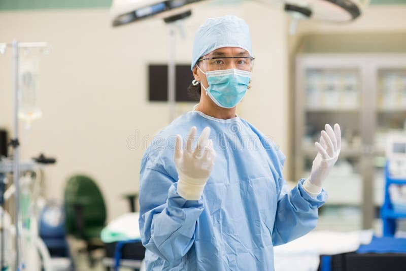 Chirurg In Surgical Gown lizenzfreie stockbilder Chirurg In Surgical Gown lizenzfreie stockbilder