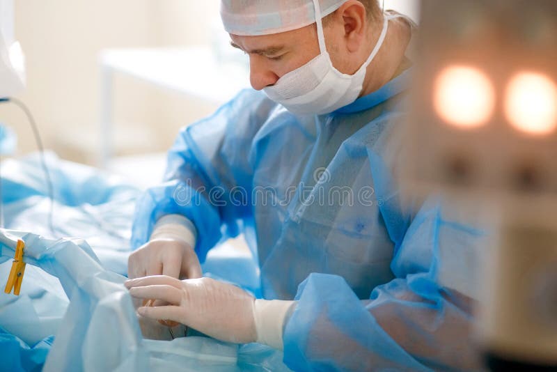Chirurg wykonuje operację pacjent lekarka w sali operacyjnej ratuje życie, trudna operacja obrazy stock Chirurg wykonuje operację pacjent lekarka w sali operacyjnej ratuje życie, trudna operacja obrazy stock