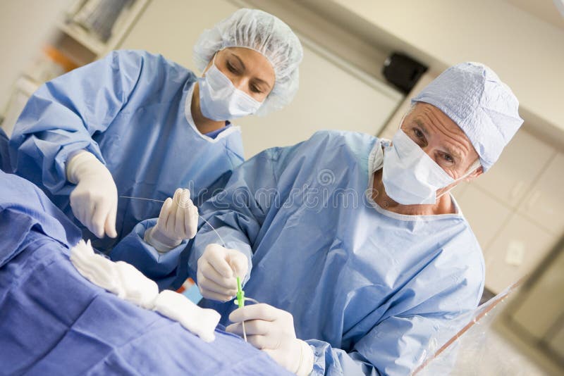 Chirurgen die Apparatuur voor Chirurgie voorbereiden royalty-vrije stock foto's Chirurgen die Apparatuur voor Chirurgie voorbereiden royalty-vrije stock foto's