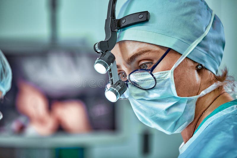 Chirurgen im Operationsraum mit Reflektion in Brillen