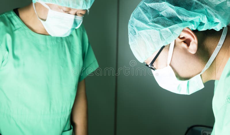Chirurgen tijdens chirurgie in het ziekenhuis royalty-vrije stock afbeeldingen Chirurgen tijdens chirurgie in het ziekenhuis royalty-vrije stock afbeeldingen