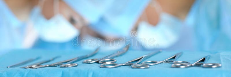 Chirurgicznie narzędzia kłama na stole