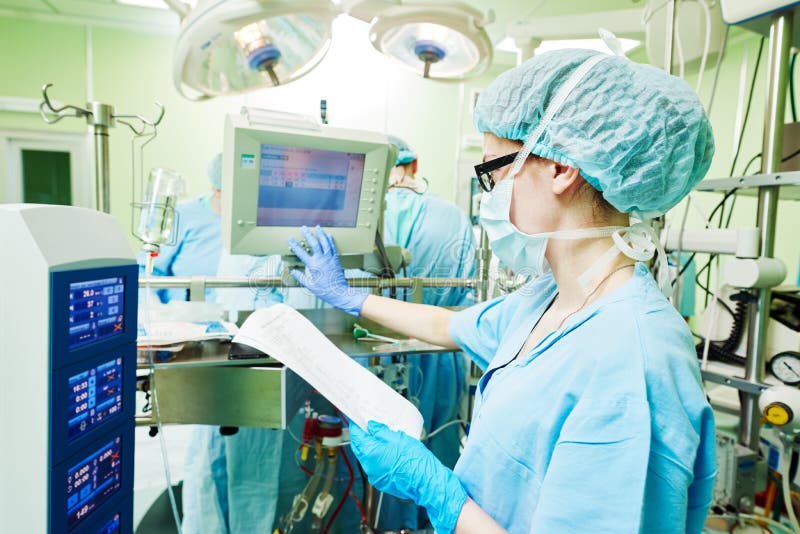 Chirurgie hulpperfusionist bij moderne hart-long machine royalty-vrije stock foto's Chirurgie hulpperfusionist bij moderne hart-long machine royalty-vrije stock foto's