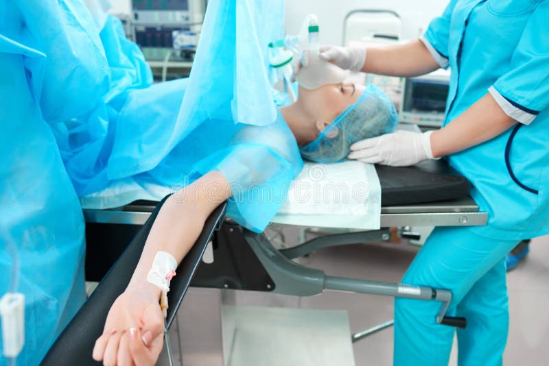 Chirurgie subissante patiente femelle image libre de droits Chirurgie subissante patiente femelle image libre de droits