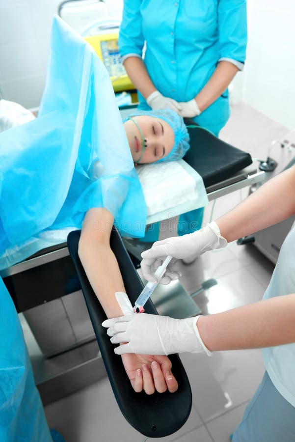 Chirurgie subissante patiente femelle image libre de droits Chirurgie subissante patiente femelle image libre de droits