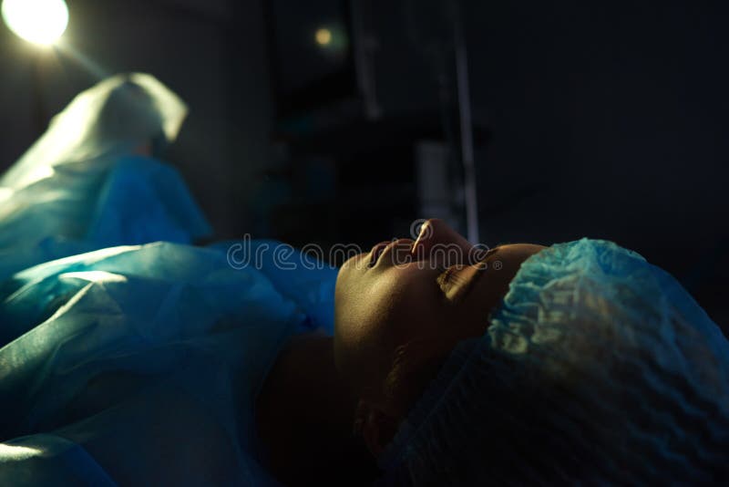 Chirurgie subissante patiente femelle photo libre de droits Chirurgie subissante patiente femelle photo libre de droits