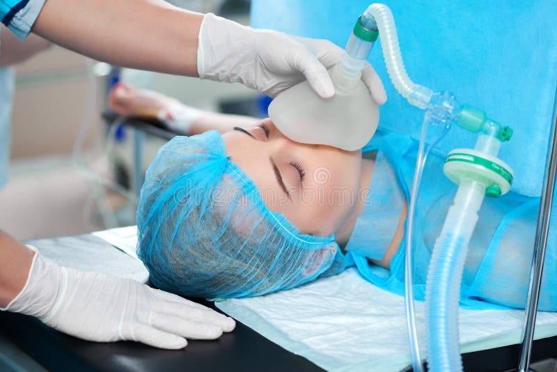 Chirurgie subissante patiente femelle image libre de droits Chirurgie subissante patiente femelle image libre de droits