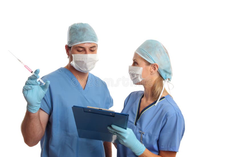 Chirurgiens consultant parler au-dessus des rapports médicaux image stock Chirurgiens consultant parler au-dessus des rapports médicaux image stock