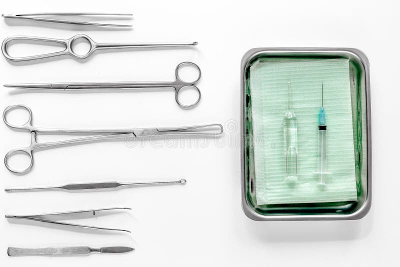 Chirurgische instrumenten en hulpmiddelen met inbegrip van scalpels, forceps en pincet op de witte mening van de lijstbovenkant stock foto Chirurgische instrumenten en hulpmiddelen met inbegrip van scalpels, forceps en pincet op de witte mening van de lijstbovenkant stock foto