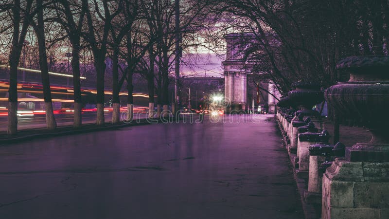 Chisinau, bulevar Stefan el grande en el ocaso, república del Mol imágenes de archivo libres de regalías Chisinau, bulevar Stefan el grande en el ocaso, república del Mol imágenes de archivo libres de regalías