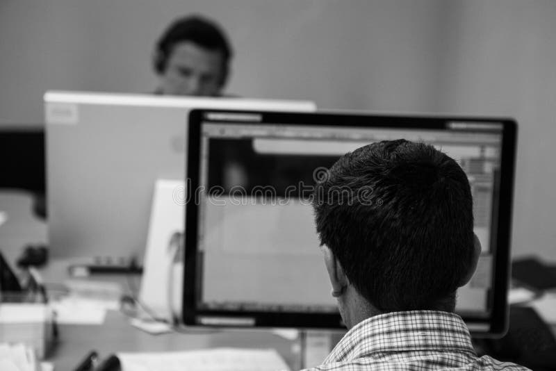 CHISINAU, MOLDAVIA - 26 APRILE 2016: Lavoratori in stamperia La gente che lavora alla stampatrice nella fabbrica della stampa Wor immagini stock CHISINAU, MOLDAVIA - 26 APRILE 2016: Lavoratori in stamperia La gente che lavora alla stampatrice nella fabbrica della stampa Wor immagini stock