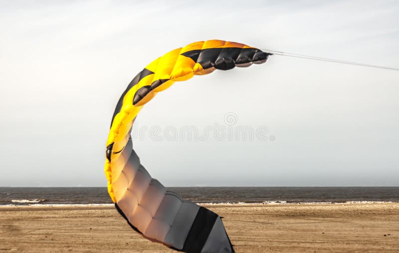Chispa de la cometa de Kiteboarding que miente en la playa fotos de archivo Chispa de la cometa de Kiteboarding que miente en la playa fotos de archivo