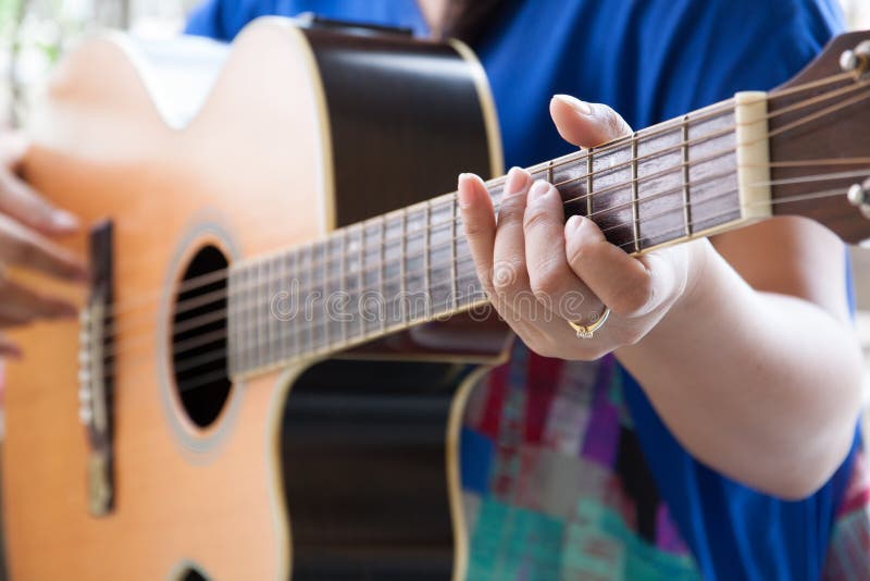 Chitarra del gioco della donna, mano chiusa-su sul fretboard fotografie stock Chitarra del gioco della donna, mano chiusa-su sul fretboard fotografie stock