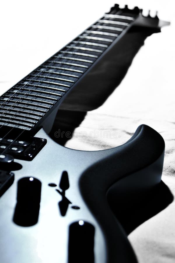 Chitarra Elettrica In Bianco E Nero Messa Su Fondo Bianco Arte Alla Moda Isolata Stile Moderno Della Roccia Di Lerciume Noir 134389631 - Foto 11