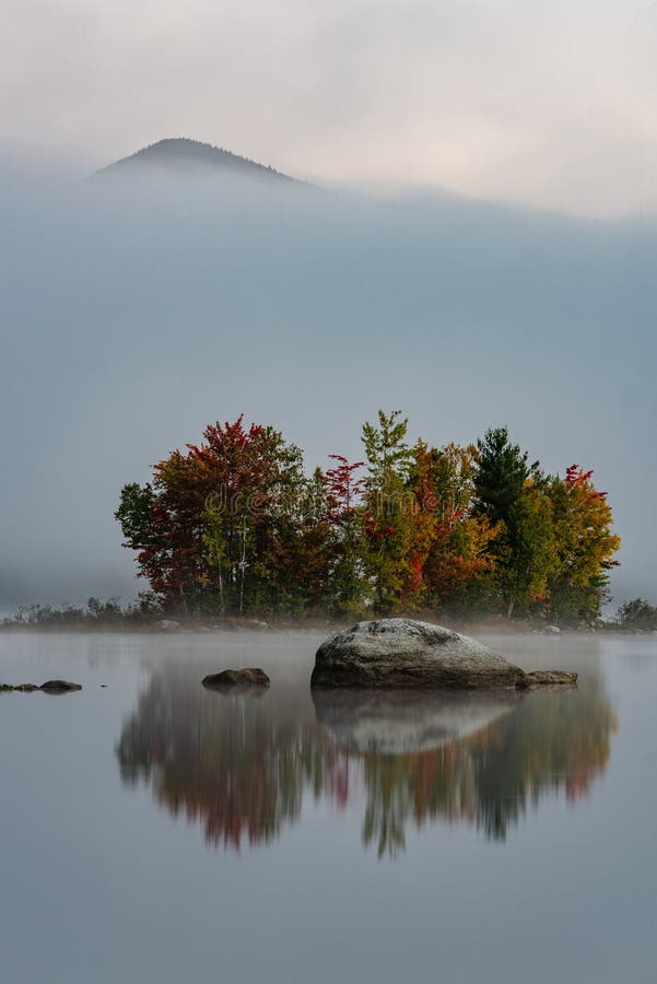 Chittenden See-Insel - grüne Berge - Herbst - Vermont lizenzfreie stockbilder Chittenden See-Insel - grüne Berge - Herbst - Vermont lizenzfreie stockbilder