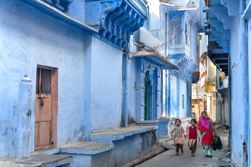 Chittorgarh/India-25 02 2019: Frauen mit ihren Kindern geht zu schulen lizenzfreie stockfotos Chittorgarh/India-25 02 2019: Frauen mit ihren Kindern geht zu schulen lizenzfreie stockfotos