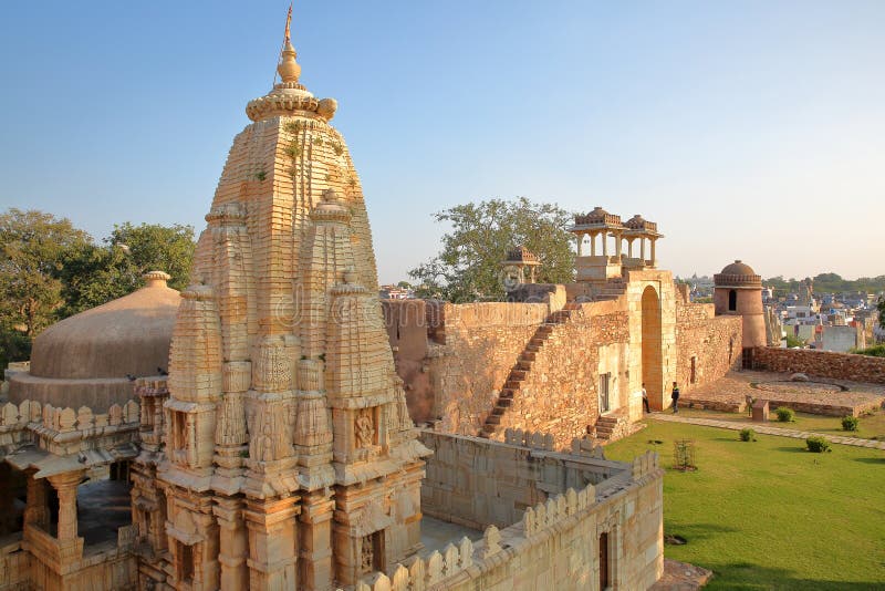 CHITTORGARH, RAJASTHAN, ΙΝΔΙΑ - 12 ΔΕΚΕΜΒΡΊΟΥ 2017: Παλάτι του Σινγκ Ratan, που βρίσκεται μέσα στο οχυρό Garh Chittorgarh, με ένα στοκ φωτογραφίες με δικαίωμα ελεύθερης χρήσης CHITTORGARH, RAJASTHAN, ΙΝΔΙΑ - 12 ΔΕΚΕΜΒΡΊΟΥ 2017: Παλάτι του Σινγκ Ratan, που βρίσκεται μέσα στο οχυρό Garh Chittorgarh, με ένα στοκ φωτογραφίες με δικαίωμα ελεύθερης χρήσης