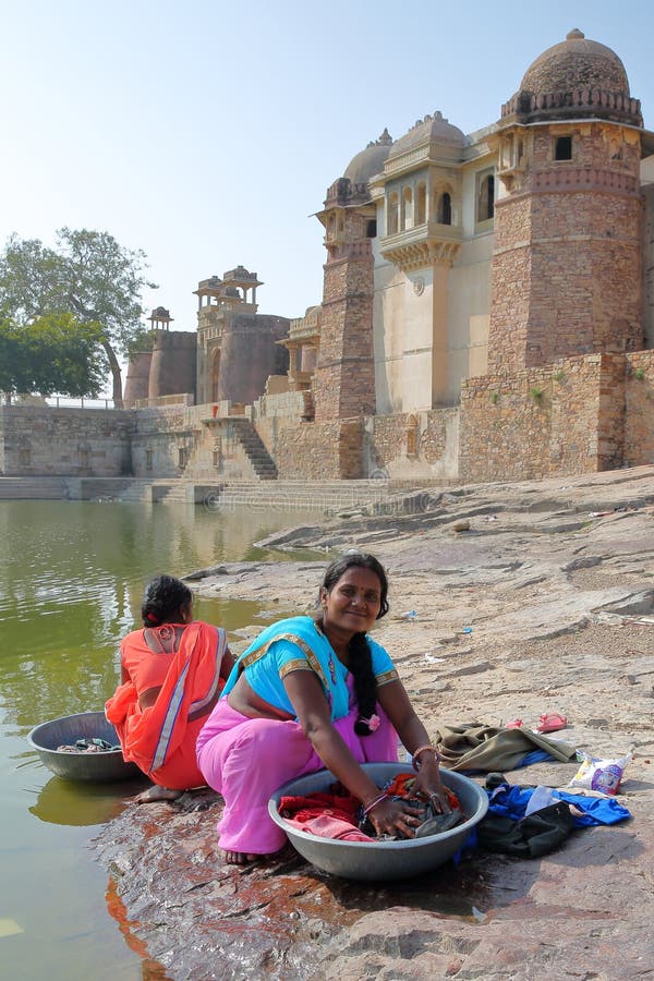 CHITTORGARH, РАДЖАСТХАН, ИНДИЯ - 13-ОЕ ДЕКАБРЯ 2017: Портрет 2 женщин моя одежды и одетых с красочными сари с Rata стоковые изображения rf CHITTORGARH, РАДЖАСТХАН, ИНДИЯ - 13-ОЕ ДЕКАБРЯ 2017: Портрет 2 женщин моя одежды и одетых с красочными сари с Rata стоковые изображения rf