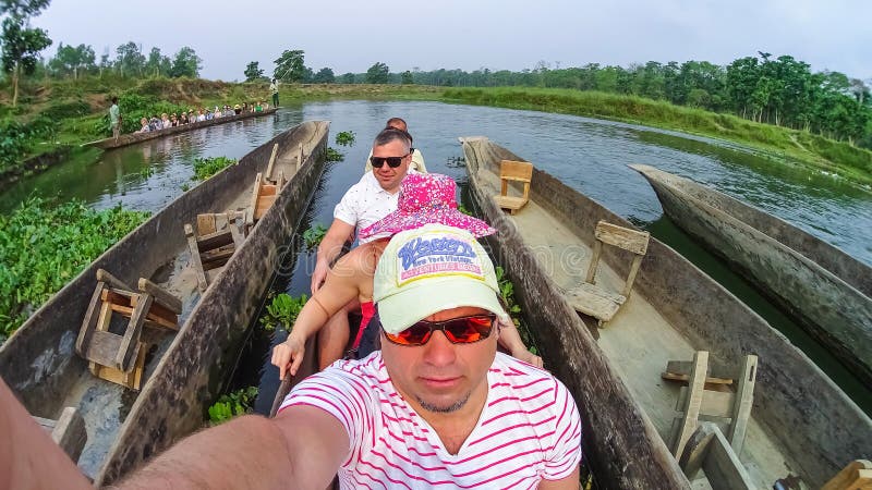 CHITWAN, Nepal - 9. April 2018: Canoeing Safari der nicht identifizierten Leute auf hölzernen Boote Pirogues auf dem Rapti-Fluss lizenzfreies stockbild