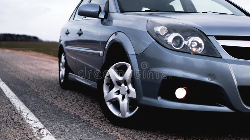 Chiuda aperto di nuova automobile d'argento che parcheggia sulla strada fotografie stock libere da diritti Chiuda aperto di nuova automobile d'argento che parcheggia sulla strada fotografie stock libere da diritti