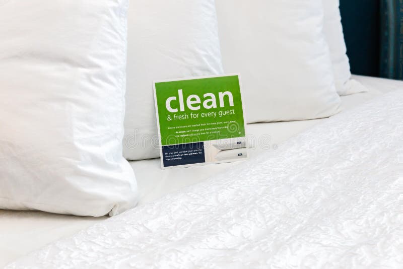 Chiuda su dei cuscini lanuginosi bianchi molli sul letto immagini stock Chiuda su dei cuscini lanuginosi bianchi molli sul letto immagini stock
