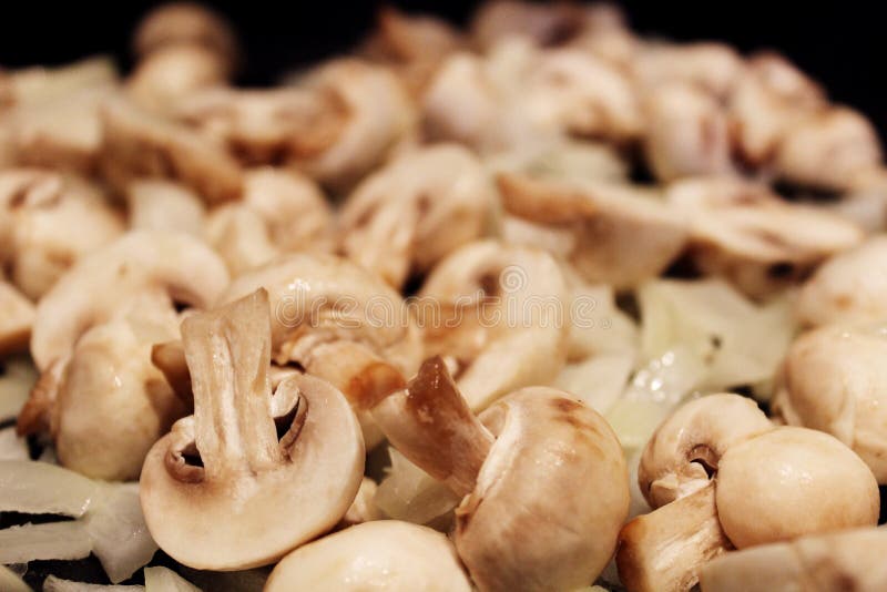Chiuda su dei funghi di bottone affettati immagini stock libere da diritti Chiuda su dei funghi di bottone affettati immagini stock libere da diritti