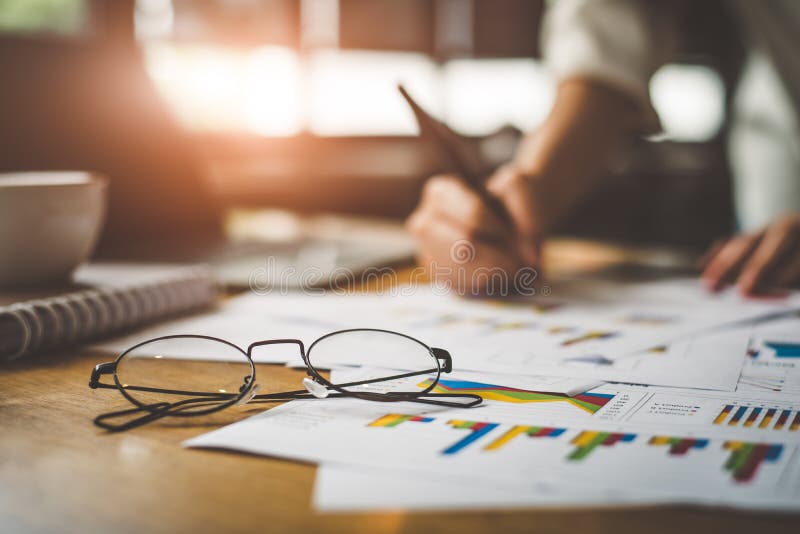 Chiuda su dei vetri con il resoconto sommario d di scrittura della donna di affari fotografie stock Chiuda su dei vetri con il resoconto sommario d di scrittura della donna di affari fotografie stock