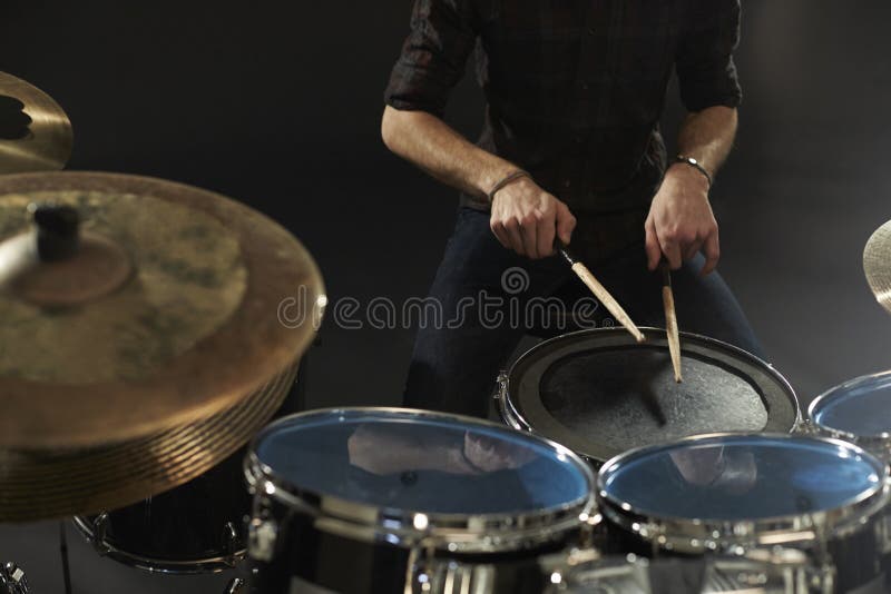 Chiuda su del batterista Playing Snare Drum su Kit In Studio immagine stock libera da diritti