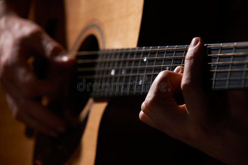 Canzone Di Playing Del Chitarrista Su Stile Dell'annata Della Corda Di