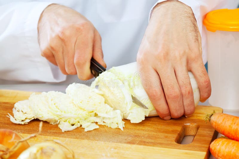 Chiuda su del cuoco unico che cucina le verdure fotografia stock libera da diritti Chiuda su del cuoco unico che cucina le verdure fotografia stock libera da diritti