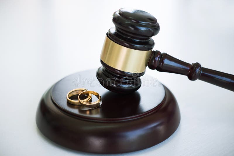 Chiuda su del martelletto del giudice che decide del divorzio del matrimonio e del gol due immagini stock libere da diritti Chiuda su del martelletto del giudice che decide del divorzio del matrimonio e del gol due immagini stock libere da diritti