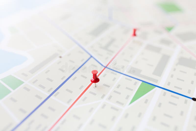 Chiuda su del piano della città o della mappa con il perno fotografie stock Chiuda su del piano della città o della mappa con il perno fotografie stock